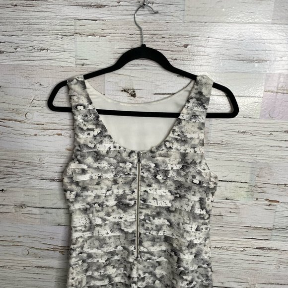 Alice & Olivia Tegan black white tiered dress silk ruffle size 6 - Picture 10 of 11